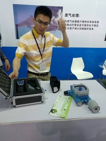 工作人員為觀眾展示阿庫特氣體檢測儀